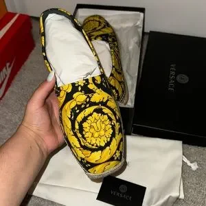 【VERSACE】 silver espadrillas （関税送料込） Versace Metallized Leather ODISSEA Low-Top Sneakers With